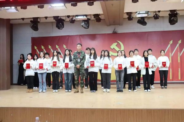 bat365官方官网||管理学院||“管理催奋进，榜样促前行”年末表彰大会