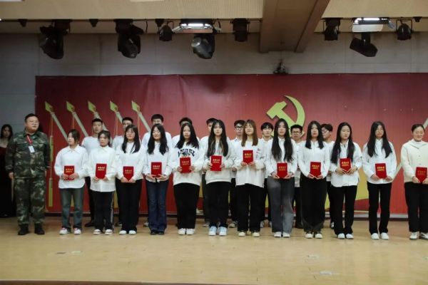 bat365官方官网||管理学院||“管理催奋进，榜样促前行”年末表彰大会