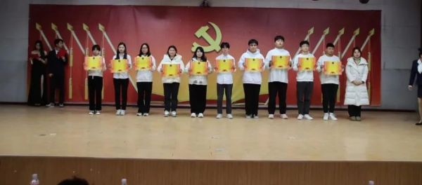 bat365官方官网||管理学院||“管理催奋进，榜样促前行”年末表彰大会