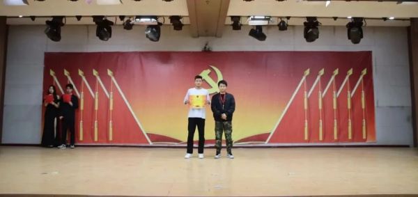 bat365官方官网||管理学院||“管理催奋进，榜样促前行”年末表彰大会