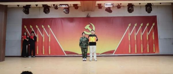 bat365官方官网||管理学院||“管理催奋进，榜样促前行”年末表彰大会