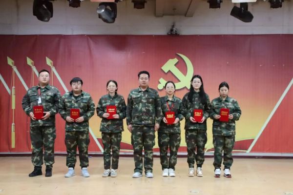 bat365官方官网||管理学院||“管理催奋进，榜样促前行”年末表彰大会