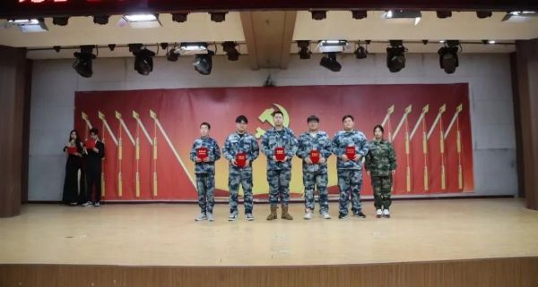 bat365官方官网||管理学院||“管理催奋进，榜样促前行”年末表彰大会