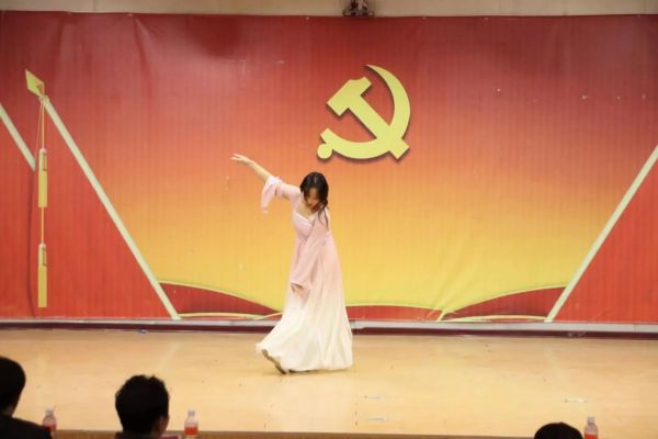 bat365官方官网||管理学院||“管理催奋进，榜样促前行”年末表彰大会