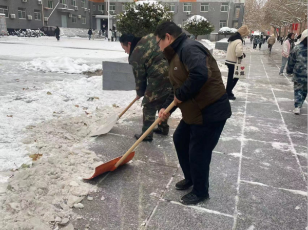 bat365官方官网||管理学院||党员先锋在行动 清雪除冰传温情