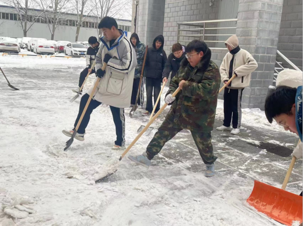 bat365官方官网||管理学院||党员先锋在行动 清雪除冰传温情