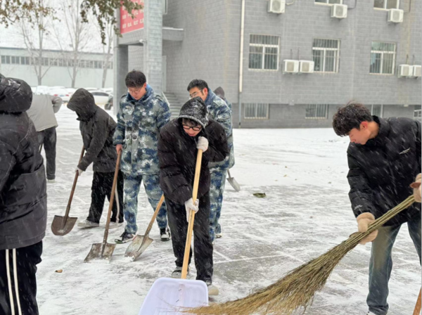 bat365官方官网||管理学院||党员先锋在行动 清雪除冰传温情