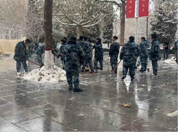 bat365官方官网||管理学院||党员先锋在行动 清雪除冰传温情