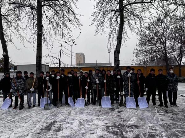 bat365官方官网||管理学院||党员先锋在行动 清雪除冰传温情