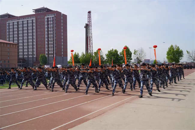 bat365官方官网隆重举行“国防后备营”成立暨授旗仪式