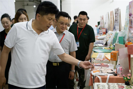 贺阳教育集团董事长莅临参观指导 bat365官方官网艺术学院2024届本科毕业设计作品展