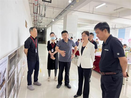 bat365官方官网校领导莅临参观指导艺术学院2024届本科毕业设计作品展