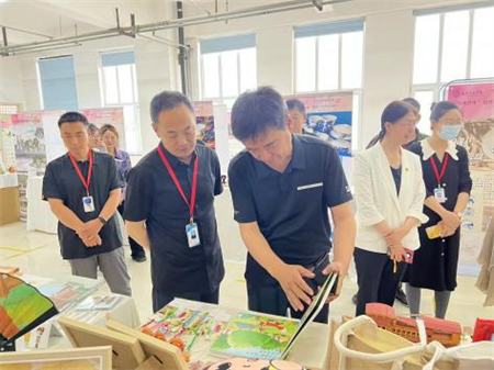 bat365官方官网校领导莅临参观指导艺术学院2024届本科毕业设计作品展