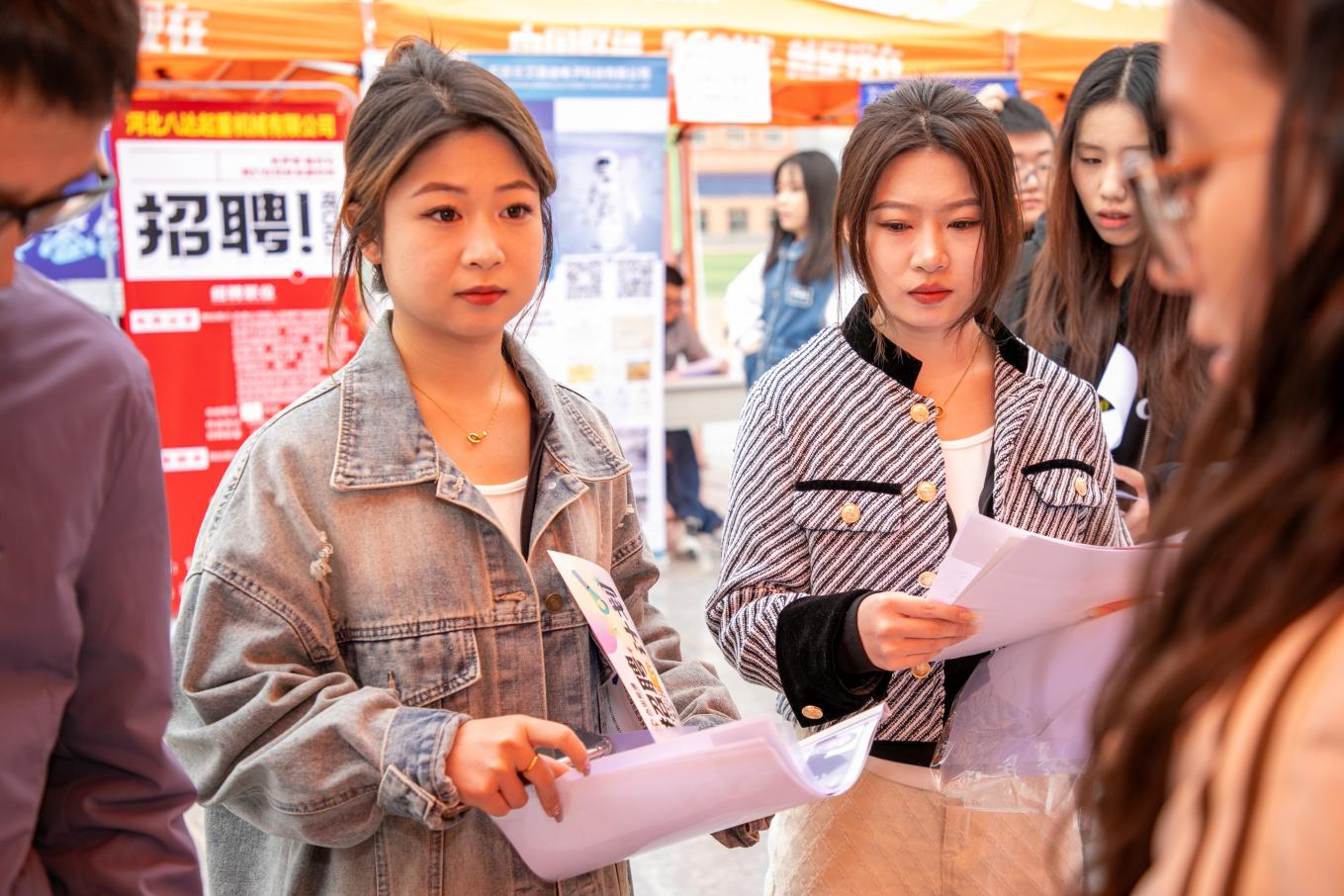 bat365官方官网“圆梦保理·不负韶华” 2024届毕业生春季线下双选会隆重举办