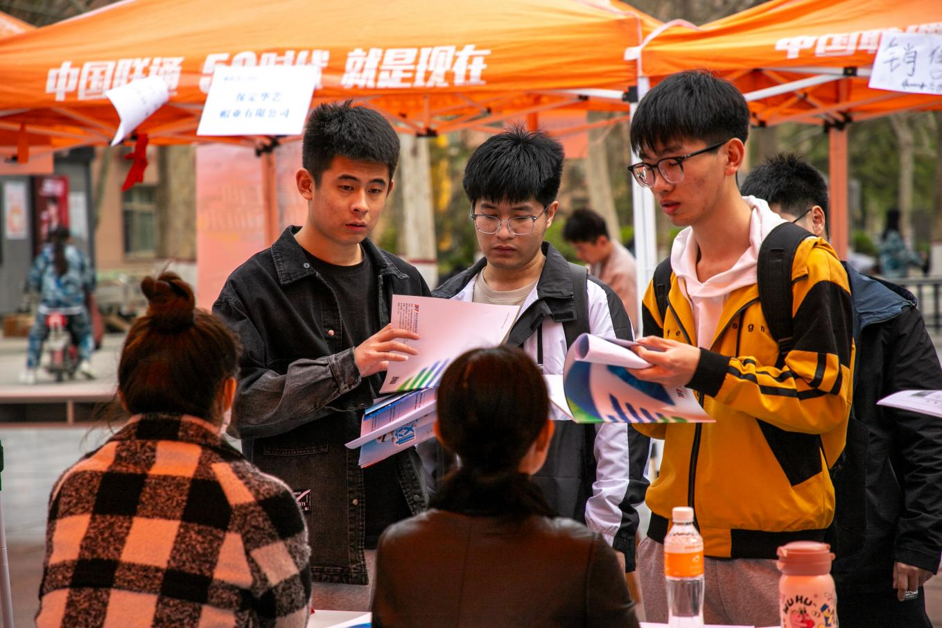 bat365官方官网“圆梦保理·不负韶华” 2024届毕业生春季线下双选会隆重举办