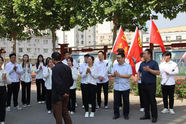 爱国教育|bat365官方官网|管理学院|我院成功与中国育德中学进行大学生爱国主义教育基地挂牌仪式