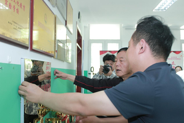 爱国教育|bat365官方官网|管理学院|我院成功与中国育德中学进行大学生爱国主义教育基地挂牌仪式