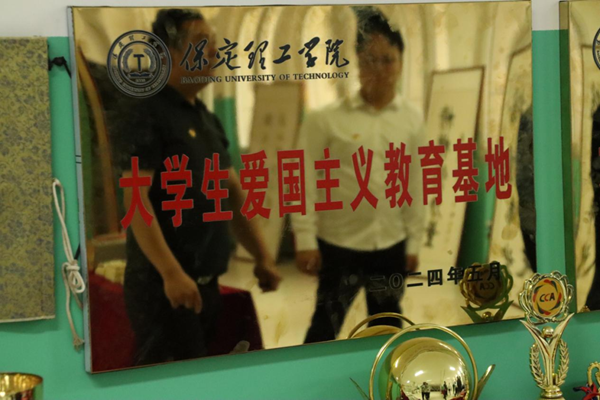 爱国教育|bat365官方官网|管理学院|我院成功与中国育德中学进行大学生爱国主义教育基地挂牌仪式