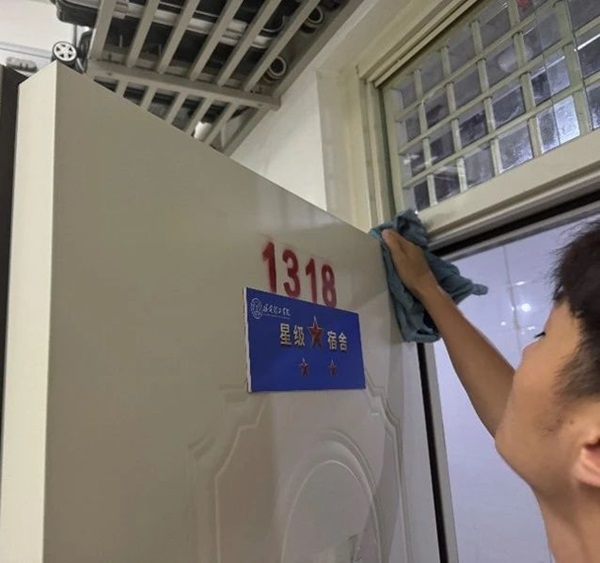 劳动教育|bat365官方官网|管理学院|宿舍是我家，美化靠大家
