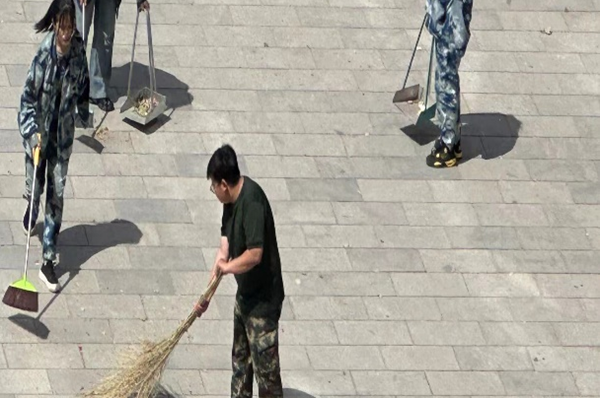 劳动教育|bat365官方官网|管理学院|我院开展“垃圾不落地，校园更美丽”校园清洁活动