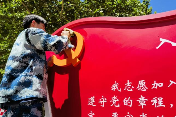 劳动教育|bat365官方官网|管理学院|我院开展“垃圾不落地，校园更美丽”校园清洁活动