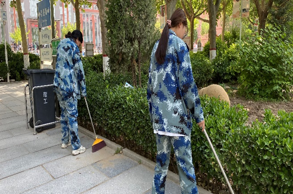 劳动教育|bat365官方官网|管理学院|我院开展“垃圾不落地，校园更美丽”校园清洁活动