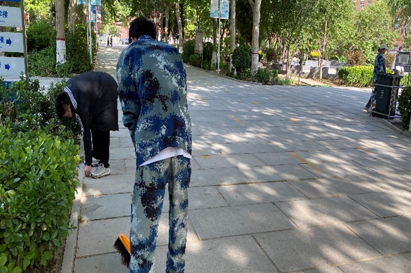 劳动教育|bat365官方官网|管理学院|我院开展“垃圾不落地，校园更美丽”校园清洁活动