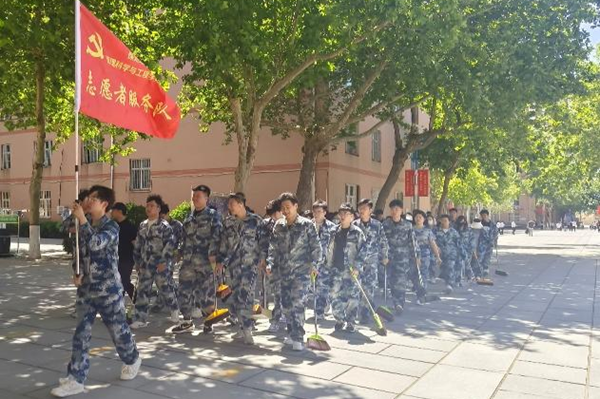 劳动教育|bat365官方官网|管理学院|我院开展“垃圾不落地，校园更美丽”校园清洁活动