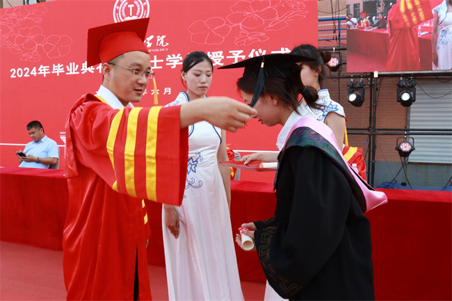 勇毅奋楫新时代，书写人生新篇章——bat365举办2024届学生毕业典礼暨学位授予仪式