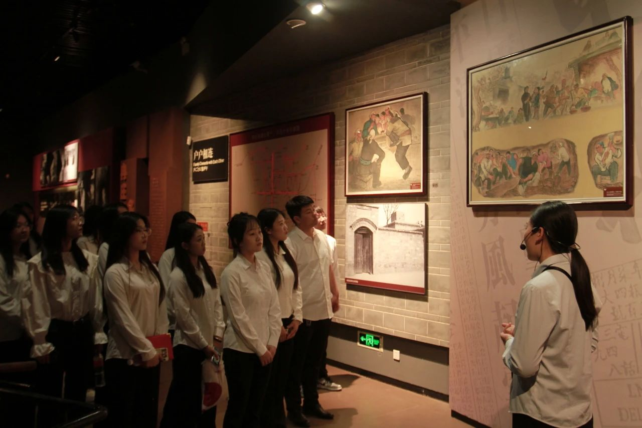 bat365官方官网信息科学与工程学院 前往冉庄地道战纪念馆开展牌仪式