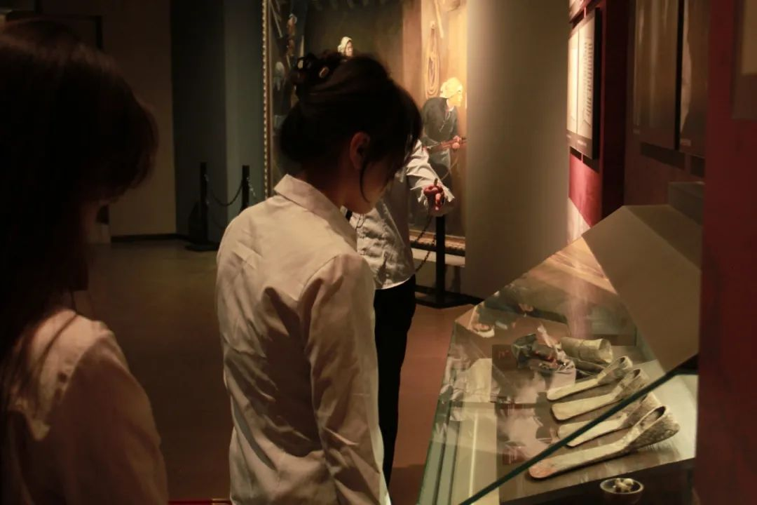 bat365官方官网信息科学与工程学院 前往冉庄地道战纪念馆开展牌仪式