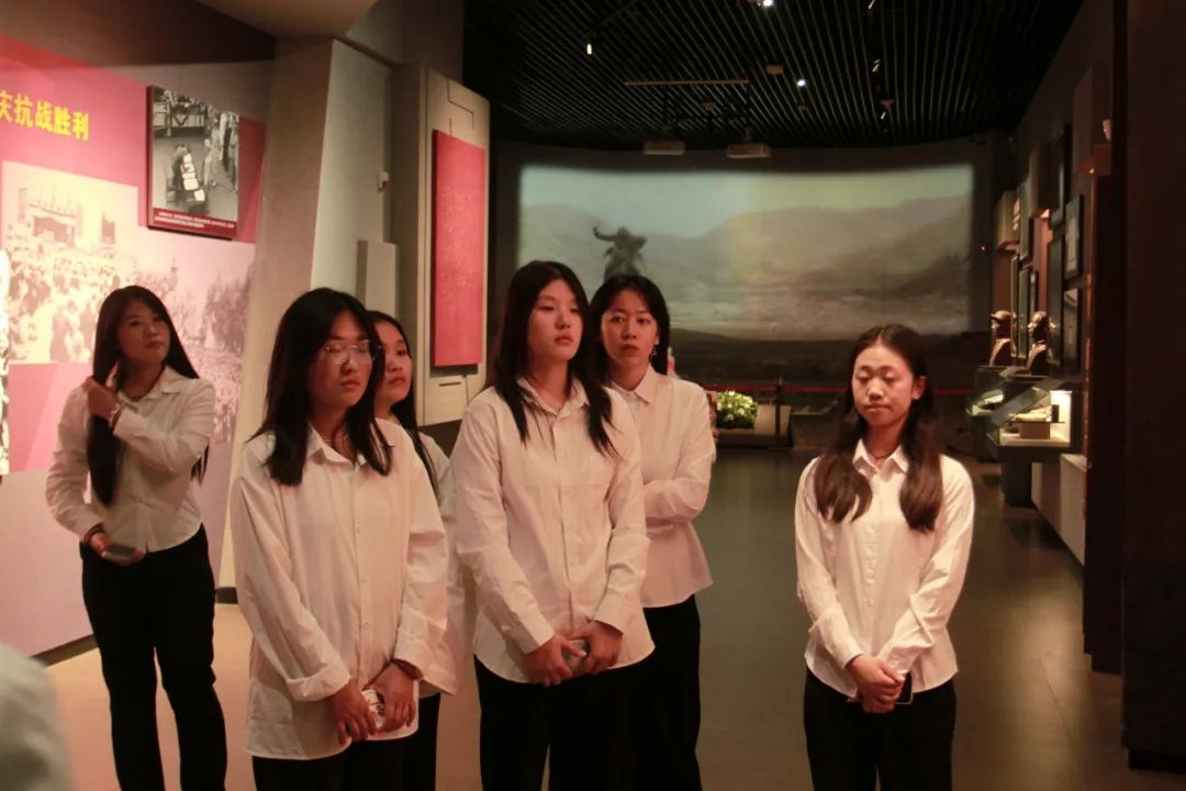 bat365官方官网信息科学与工程学院 前往冉庄地道战纪念馆开展牌仪式