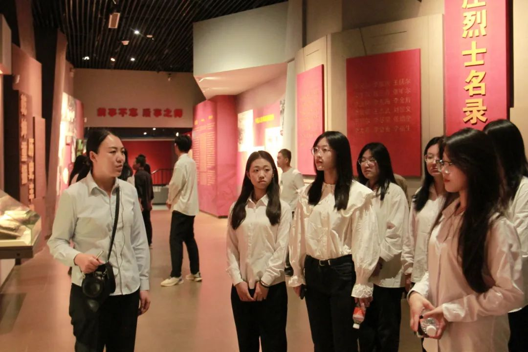 bat365官方官网信息科学与工程学院 前往冉庄地道战纪念馆开展牌仪式