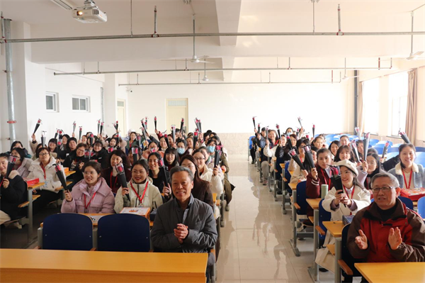 凝聚奋进力量 书写巾帼荣光--bat365官方官网校领导走访慰问女教职工送上“三八”国际劳动妇女节祝福