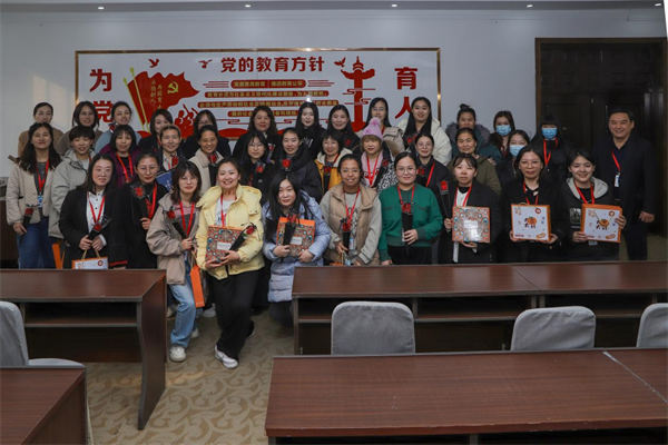 凝聚奋进力量 书写巾帼荣光--bat365官方官网校领导走访慰问女教职工送上“三八”国际劳动妇女节祝福