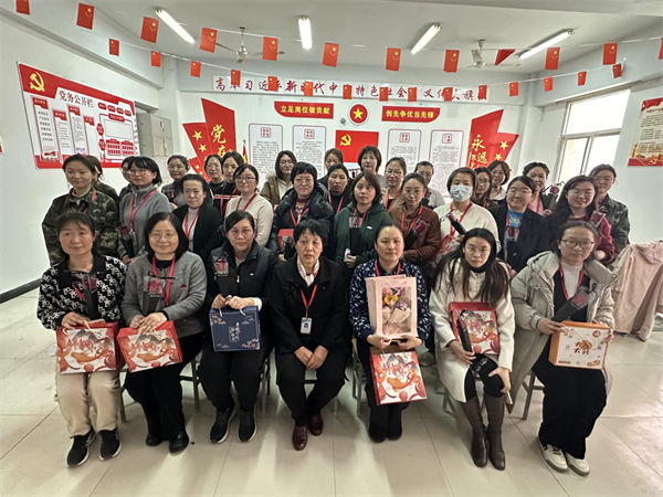 凝聚奋进力量 书写巾帼荣光--bat365官方官网校领导走访慰问女教职工送上“三八”国际劳动妇女节祝福