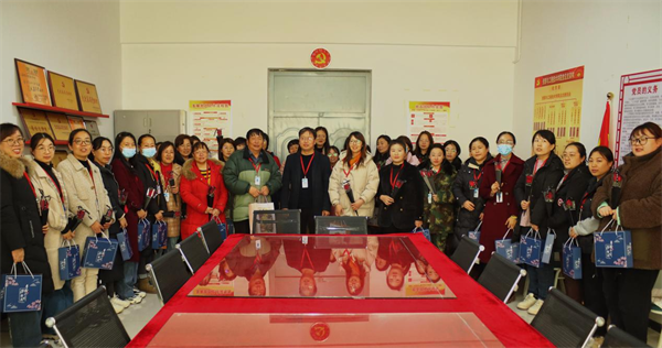 凝聚奋进力量 书写巾帼荣光--bat365官方官网校领导走访慰问女教职工送上“三八”国际劳动妇女节祝福