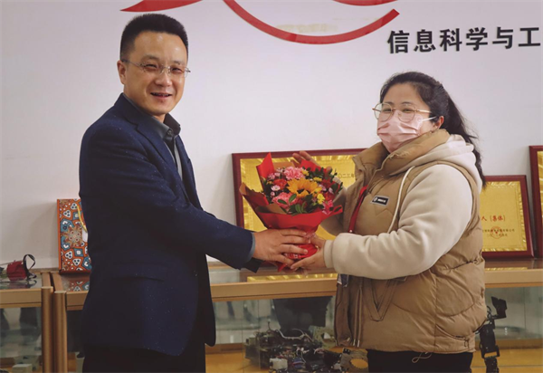 凝聚奋进力量 书写巾帼荣光--bat365官方官网校领导走访慰问女教职工送上“三八”国际劳动妇女节祝福