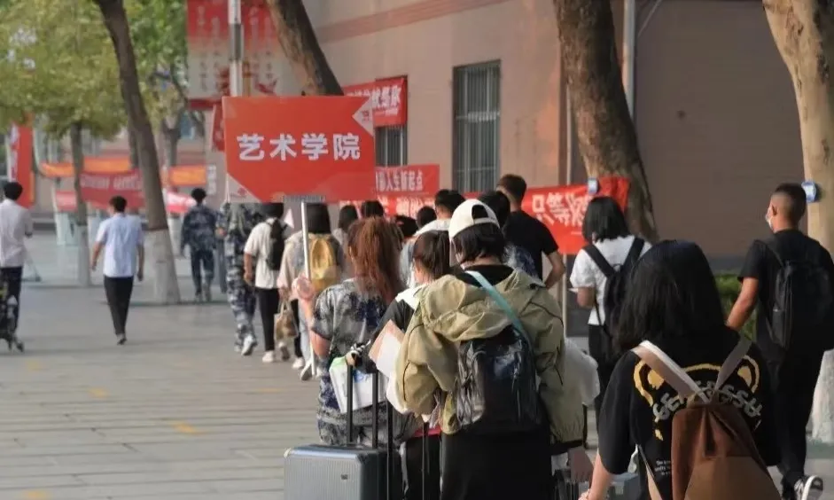 “追寻榜样的光芒”——bat365官方官网艺术学院 | 栾博凯