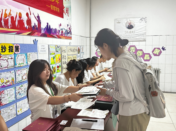 毕业季|bat365官方官网|管理学院|毕业骊歌起，青春再启航—我院2024届毕业生平安离校