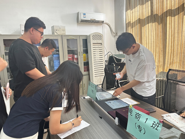 毕业季|bat365官方官网|管理学院|毕业骊歌起，青春再启航—我院2024届毕业生平安离校