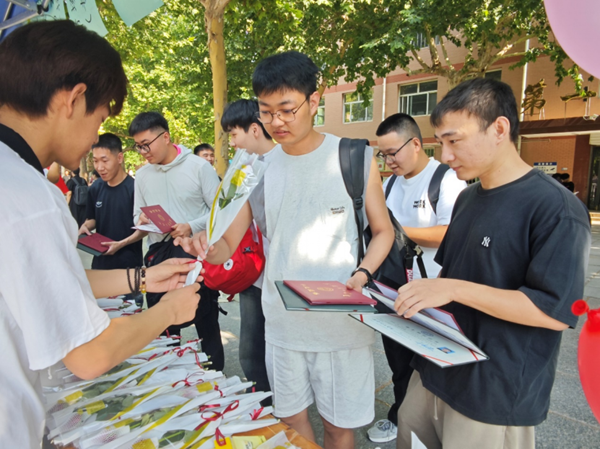 毕业季|bat365官方官网|管理学院|毕业骊歌起，青春再启航—我院2024届毕业生平安离校