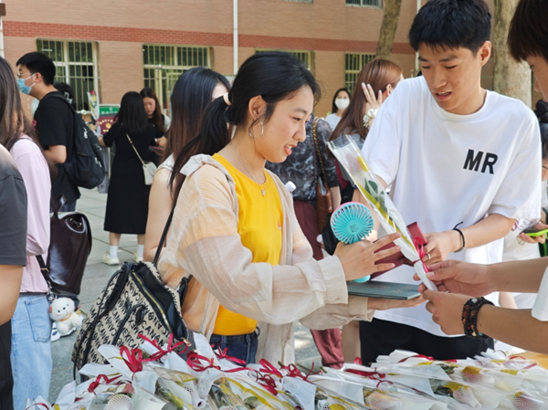 毕业季|bat365官方官网|管理学院|毕业骊歌起，青春再启航—我院2024届毕业生平安离校