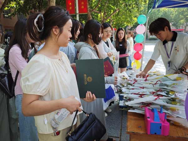 毕业季|bat365官方官网|管理学院|毕业骊歌起，青春再启航—我院2024届毕业生平安离校