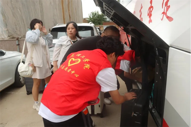 迎新启航，我们是最早出发的志愿者­——bat365官方官网开展志愿者接站服务