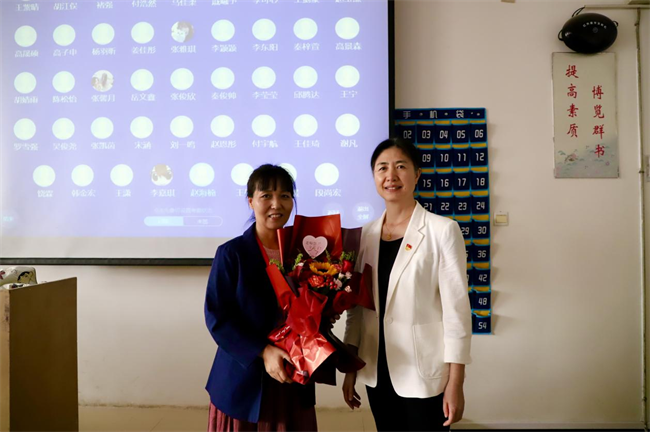 桃李芬芳意 关怀暖人心 --bat365官方官网校领导开展教师节走访慰问