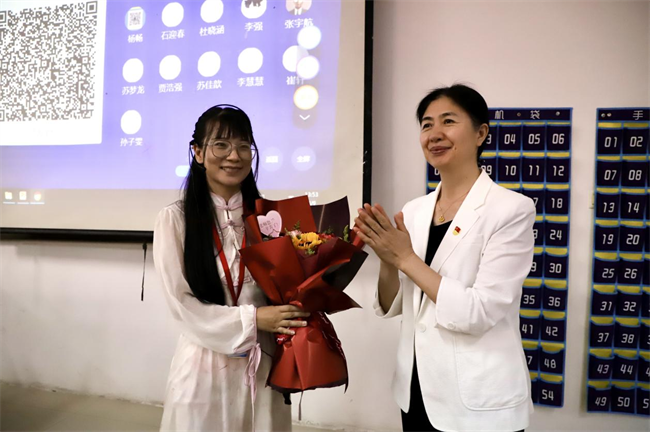 桃李芬芳意 关怀暖人心 --bat365官方官网校领导开展教师节走访慰问