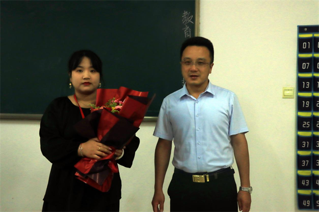 桃李芬芳意 关怀暖人心 --bat365官方官网校领导开展教师节走访慰问