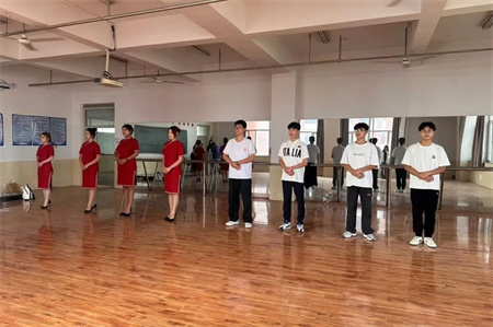 “解锁礼仪培训新境界”——bat365官方官网艺术学院“十项基本技能培训”