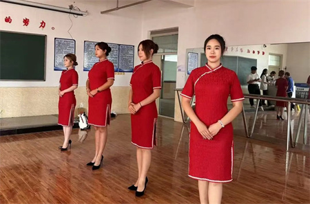 “解锁礼仪培训新境界”——bat365官方官网艺术学院“十项基本技能培训”